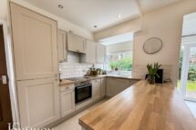 Poplar Avenue, Bradshaw