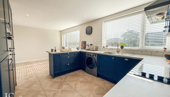 Mosley Avenue, Holcombe Brook