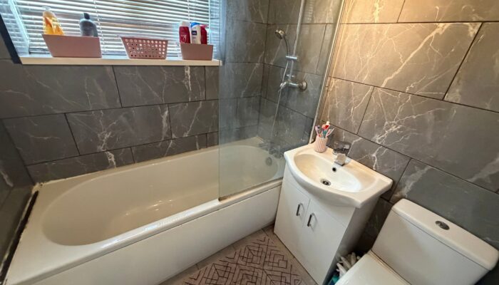 Woodley Avenue, Radcliffe