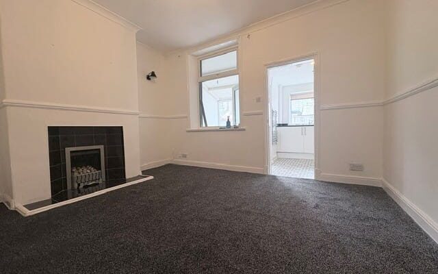 Lyndhurst Road